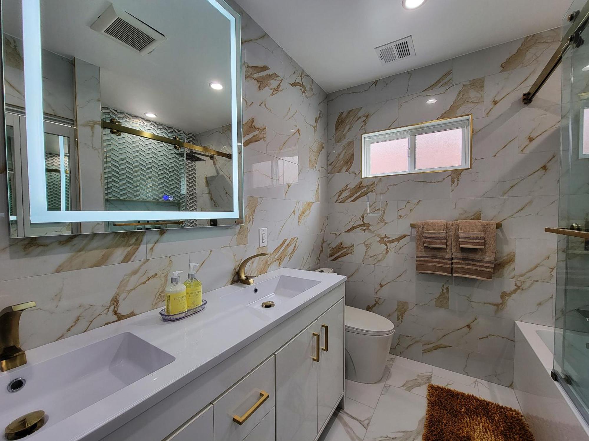 Modern Luxury 3 Bedroom Next To La Cienega Plaza With Parking, Wifi, Tv, Bbq 10 Minutes To Rodeo Drive Holiday home